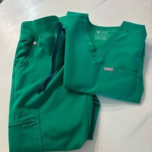 Figs Evergreen Scrub Set